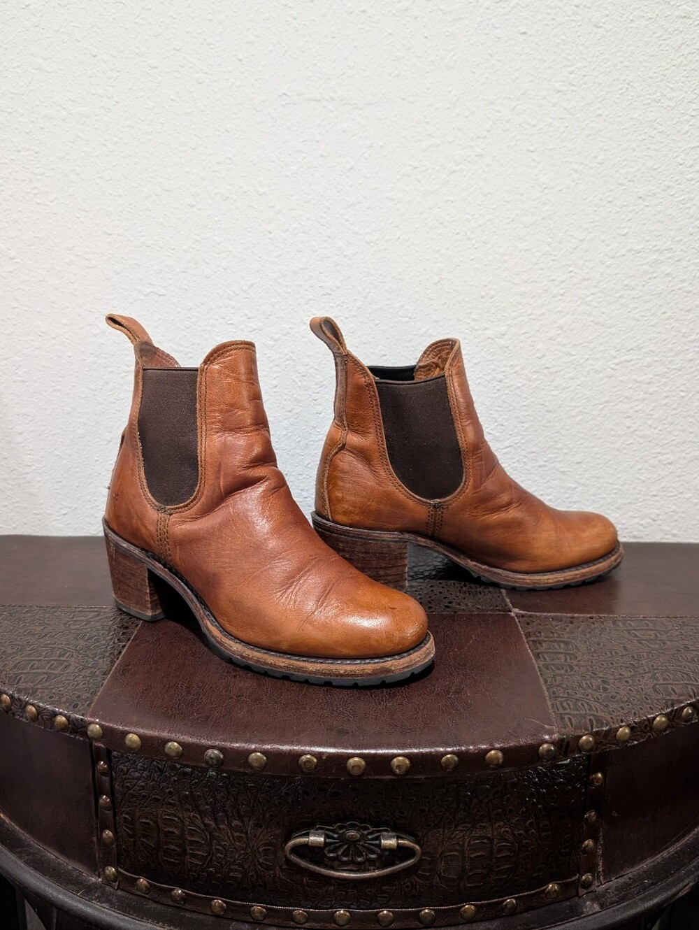 Frye Sabrina Chelsea Boot Cognac Brown Leather Lug Sole Block Heel Size 9